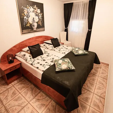 Anita 4*